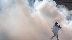 Um soldado do Exército da Lituânia participa no exercício militar Lituano-Polaco Brave Griffin 24/II perto do Suwalki Gap perto da fronteira polaca na aldeia de Dirmiskes, em Lithu
