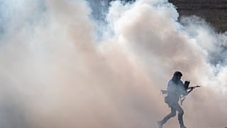 Um soldado do Exército da Lituânia participa no exercício militar Lituano-Polaco Brave Griffin 24/II perto do Suwalki Gap perto da fronteira polaca na aldeia de Dirmiskes, em Lithu