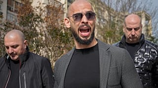 Andrew Tate fait une grimace à son arrivée au tribunal de Bucarest, en Roumanie, lundi