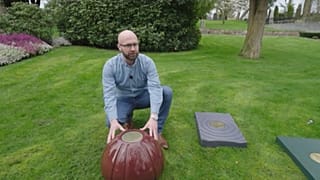 Nikolaj Tymm-Andersen mit Grabstein aus Ton