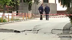 Blick auf das Erdloch, das in einer rumänischen Stadt auftauchte