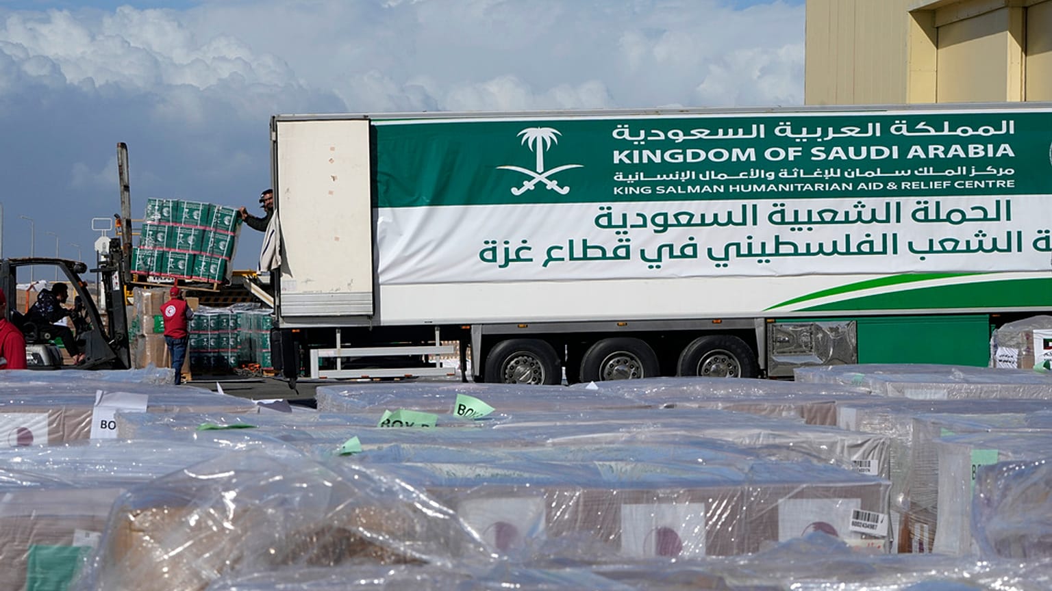 أرشيف: صورة للحملة الشعبية السعودية لمساندجة الشعب الفلسطيني في قطاع غزة