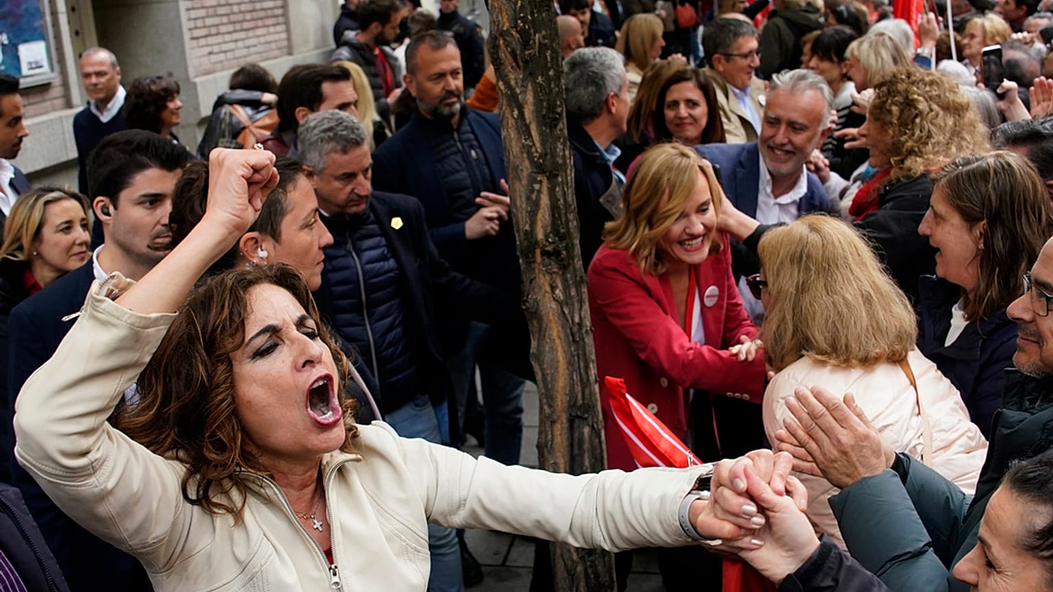La vice-présidente du gouvernement espagnol devant une foule de supporteurs à Madrid.