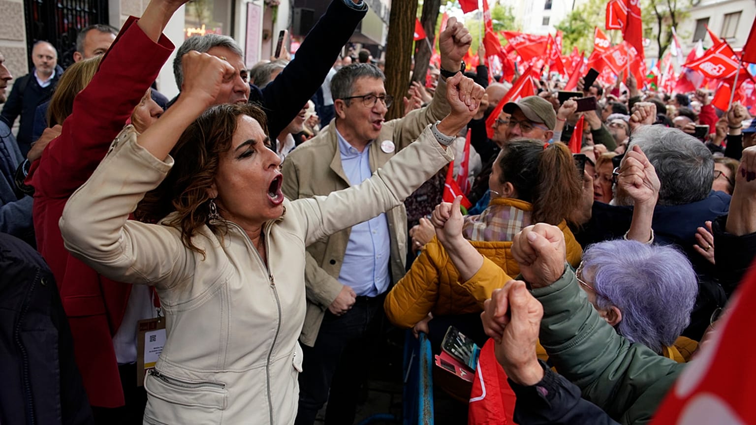 La vicepresidenta primera del Gobierno y número dos del PSOE, María Jesús Montero, junto a los manifestantes a favor de Sánchez en la calle Ferraz de Madrid.