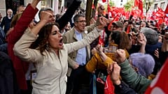 La vicepresidenta primera del Gobierno y número dos del PSOE, María Jesús Montero, junto a los manifestantes a favor de Sánchez en la calle Ferraz de Madrid.