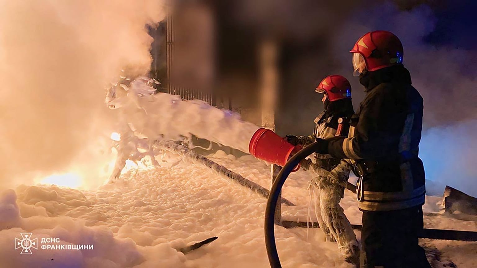 Pessoal dos serviços de emergência trabalha para extinguir incêndio na região de Ivano-Frankivsk