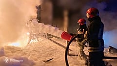 Des pompiers ukrainiens après une attaque russe dans la région d'Ivano-Frankivsk, samedi 27 avril.