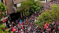 İspanya'nın başkenti Madrid'de toplanan Sosyalist Parti destekçisi binlerce kişi, Başbakan Pedro Sanchez'in görevi bırakmaması talebiyle gösteri düzenledi