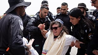 الشرطة الإسرائيلية أثناء اعتقال الناشطين