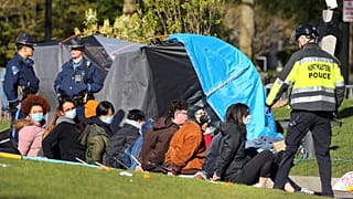 دستگیری و بازداشت دانشجویان معترض به جنگ غزه در دانشگاه شهر بوستون آمریکا