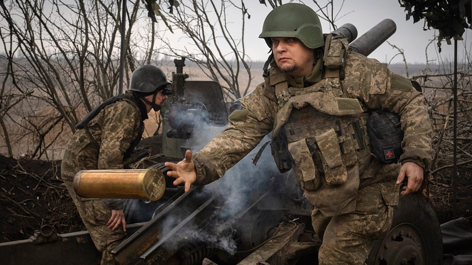 Soldados ucranianos com a 71ª Brigada Jaeger disparam um obu M101 em posições russas na linha de frente, perto da cidade de Avdiivka, na região de Donetsk, a 22 de março de 2024