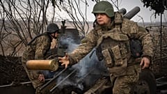 Soldados ucranianos com a 71ª Brigada Jaeger disparam um obu M101 em posições russas na linha de frente, perto da cidade de Avdiivka, na região de Donetsk, a 22 de março de 2024