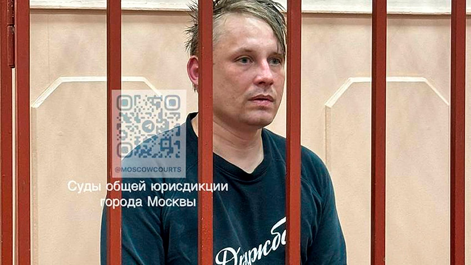 El periodista Serguéi Kareline en un tribunal de la región de Murmansk, el 27 de abril de 2024.