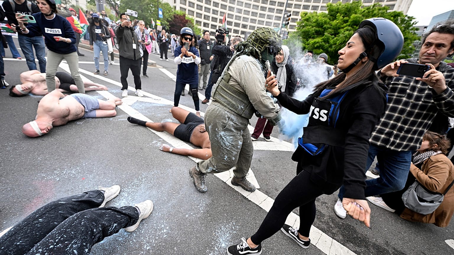 Periodistas protestan contra la política de Joe Biden respecto a la guerra en Gaza durante la cena de corresponsales. 