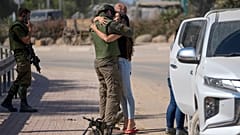 جندي إسرائيلي يعانق شريكته بالقرب من الحدود مع قطاع غزة، جنوب إسرائيل، 20 أكتوبر/تشرين الأول 2023.