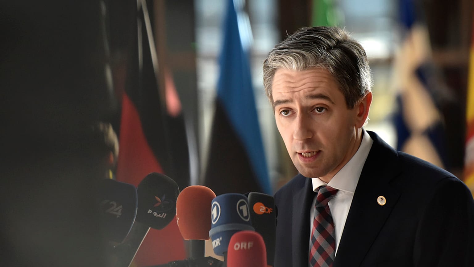 Political leader of Ireland, Simon Harris, is dealing with an influx of migrants from Northern Ireland border