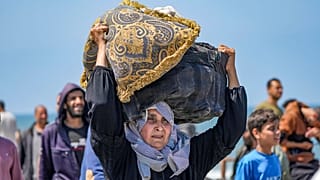 نازحون فلسطينيون يحاولون العودة سيراً على الأقدام من وسط قطاع غزة إلى شماله، 14 أبريل/نيسان 2024