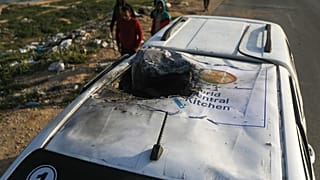 غارة استهدفت سيارات عمال الإغاثة السبعة التابعين للمطبخ المركزي العالمي