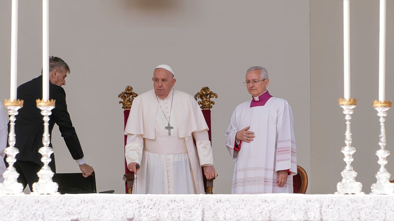 El Papa Francisco llega a la Plaza de San Marcos para celebrar una misa en Venecia, el 28 de abril de 2024