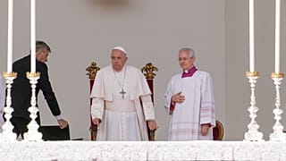 El Papa Francisco llega a la Plaza de San Marcos para celebrar una misa en Venecia, el 28 de abril de 2024