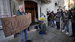 Un manifestante se encuentra frente a la Corte Suprema en Londres, el miércoles 15 de noviembre de 2023.