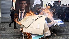 Demonstranten verbrennen Bilder der G7-Politiker.