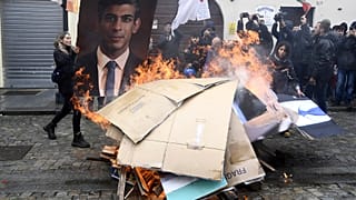 Demonstranten verbrennen Bilder der G7-Politiker.