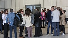 Συγγενείς έξω από το δικαστήριο όπου διεξάγεται η δίκη για την τραγωδία στο Μάτι