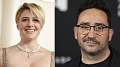 La presidenta del jurado Greta Gerwig y el director español Juan Antonio Bayona