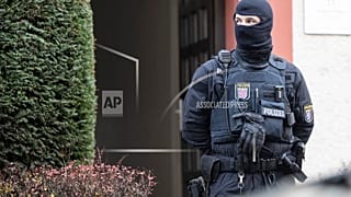 ضابط شرطة يقف بجانب مسكن تم تفتيشه في فرانكفورت خلال مداهمة ضد ما يسمى بـ "مواطني الرايخ" في فرانكفورت، ألمانيا، 7 ديسمبر 2022.