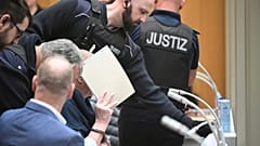 Die Angeklagten werden in den Stuttgarter Gerichtssaal geführt, 29. April 2024 
