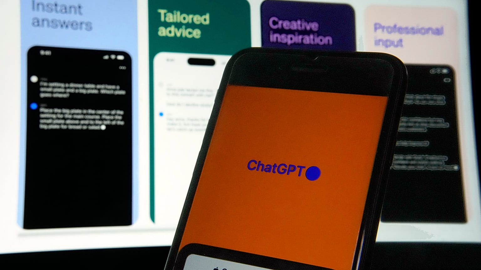 La aplicación ChatGPT de OpenAI se mostró en un iPhone en Nueva York en mayo del año pasado
