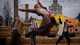 Un joven baila durante una muestra de tradiciones de Masnytsia, una fiesta que se origina en la época pagana y que celebra el final del invierno, en Kiev, Ucrania, el 16 de marzo de 2024.