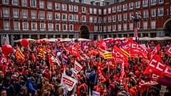 La gente se reúne durante una protesta para exigir salarios más altos en la plaza de la Alcaldía de Madrid, España, el jueves 3 de noviembre de 2022. 
