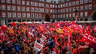 La gente se reúne durante una protesta para exigir salarios más altos en la plaza de la Alcaldía de Madrid, España, el jueves 3 de noviembre de 2022.