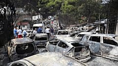 Φωτογραφία αρχείου. Οχήματα καμμένα από τη φωτιά στο Μάτι τον Ιούλιο του 2018