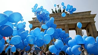 Blaue Luftballons mit dem Slogan „Europa (Europe)“ während einer EU-Veranstaltung vor dem Brandenburger Tor in Berlin, einen Tag vor der Erweiterung der EU, am 30. April 2004