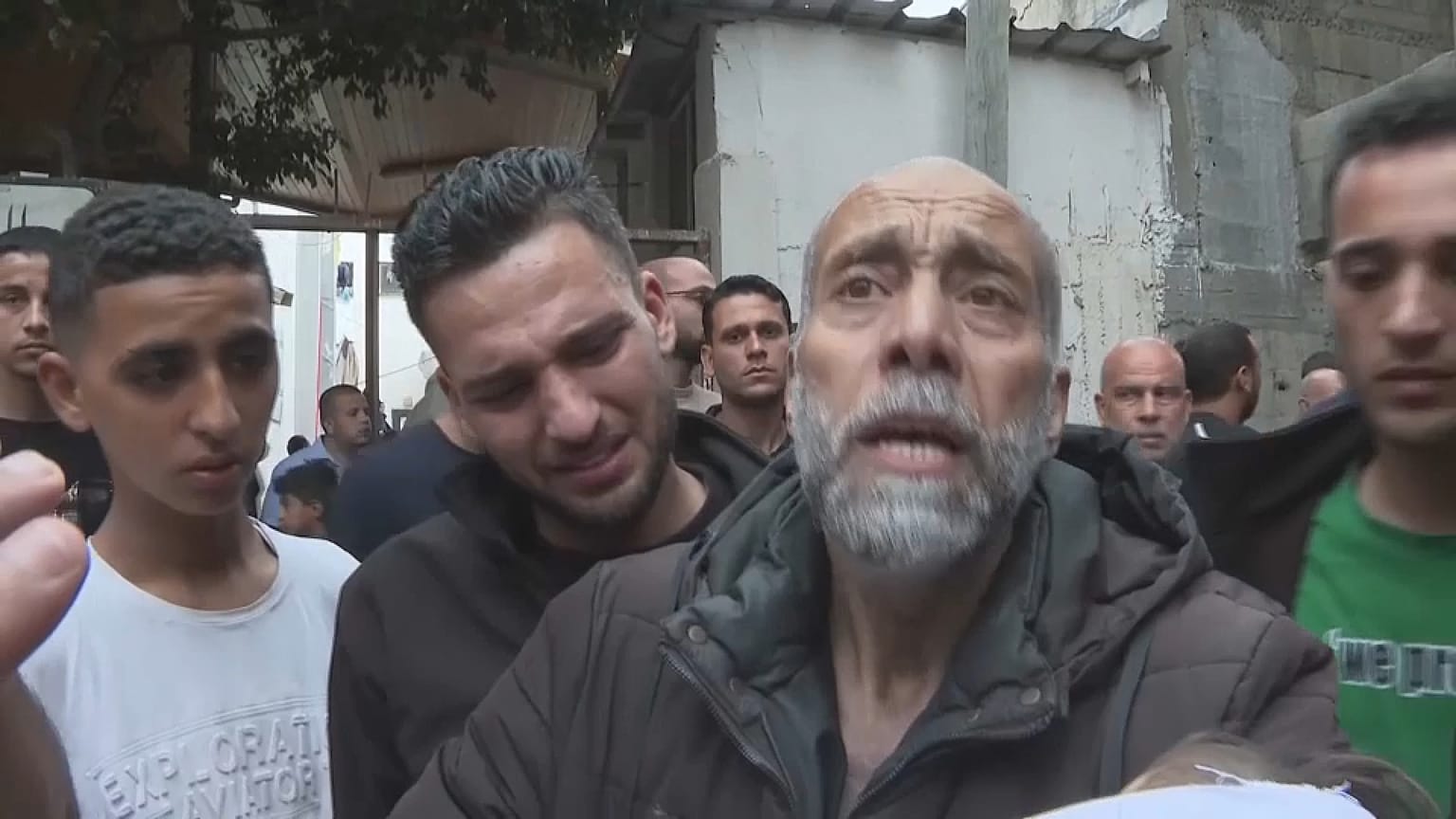 الفلسطيني محمود أبو طه يحمل بين يديه طفلا رضيعا فقد حياته بسبب القصف الإسرائيلي في حي السلام في رفح - غزة. 2024/04/29