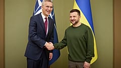 Die NATO hat der Ukraine nicht rechtzeitig die Waffen geliefert, die sie ihr versprochen hat. Das räumte der NATO-Generalsekretär Jens Stoltenberg in Kiew ein. 