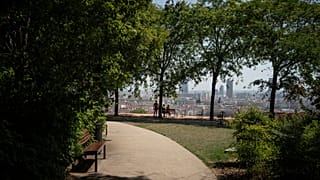 La gente se refugia en la sombra de una colina sobre Lyon, en el centro de Francia.