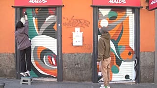 Dos artistas participando en el Festival Pinta Malasaña