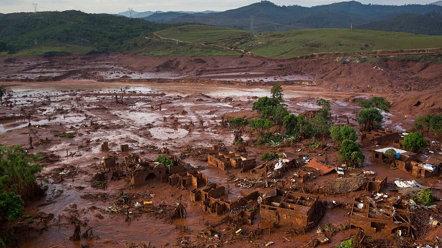 Brezilya'nın Minas Gerais eyaletindeki Bento Rodrigues kasabasında bir barajın patlamasının ardından oluşan enkazın havadan görünümü, 2015
