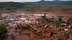 Brezilya'nın Minas Gerais eyaletindeki Bento Rodrigues kasabasında bir barajın patlamasının ardından oluşan enkazın havadan görünümü, 2015