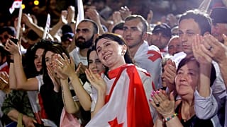 Manifestanti pro governo ascoltano Bidzina Ivanishvili, fondatore del partito di maggioranza Sogno Georgiano a Tblisi (29 aprile 2024)
