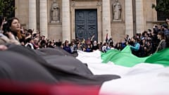 Φοιτητές διαδηλώνουν έξω από το Πανεπιστήμιο της Σορβόννης με τεράστια παλαιστινιακή σημαία, 29 Απριλίου 2024 