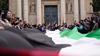 Studenten demonstrieren vor der Universität Sorbonne mit einer riesigen palästinensischen Flagge, 29. April 2024