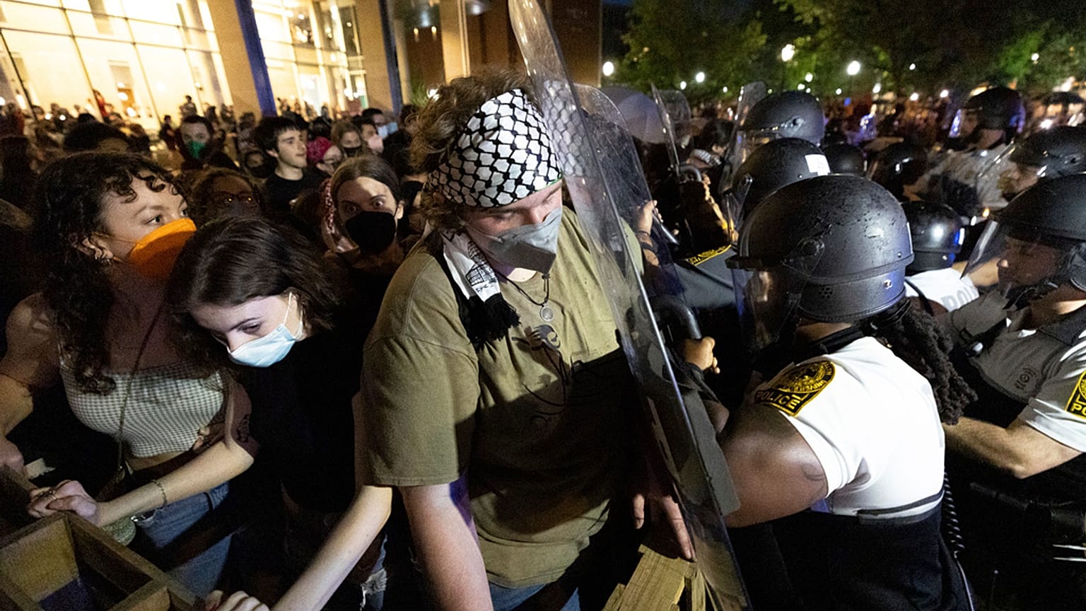 Manifestantes y agentes del orden se enfrentan durante una concentración propalestina en la Virginia Commonwealth University, el lunes 29 de abril de 2024, en Richmond