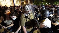 Manifestantes y agentes del orden se enfrentan durante una concentración propalestina en la Virginia Commonwealth University, el lunes 29 de abril de 2024, en Richmond