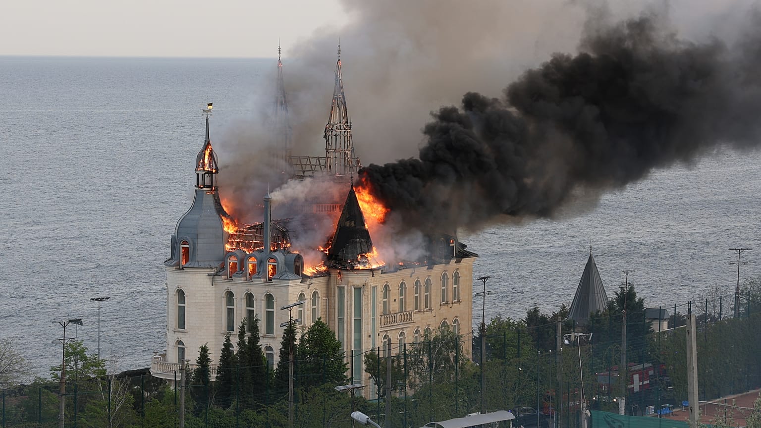 Un bâtiment de l'Académie de droit d'Odessa est en feu après une attaque au missile russe à Odessa, en Ukraine, le 29 avril 2024