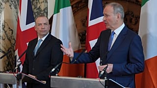 Il segretario per l'Irlanda del Nord, Chris Heaton-Harris, a sinistra, e il vice premier irlandese Micheál Martin in conferenza stampa a Londra (29 aprile 2024)